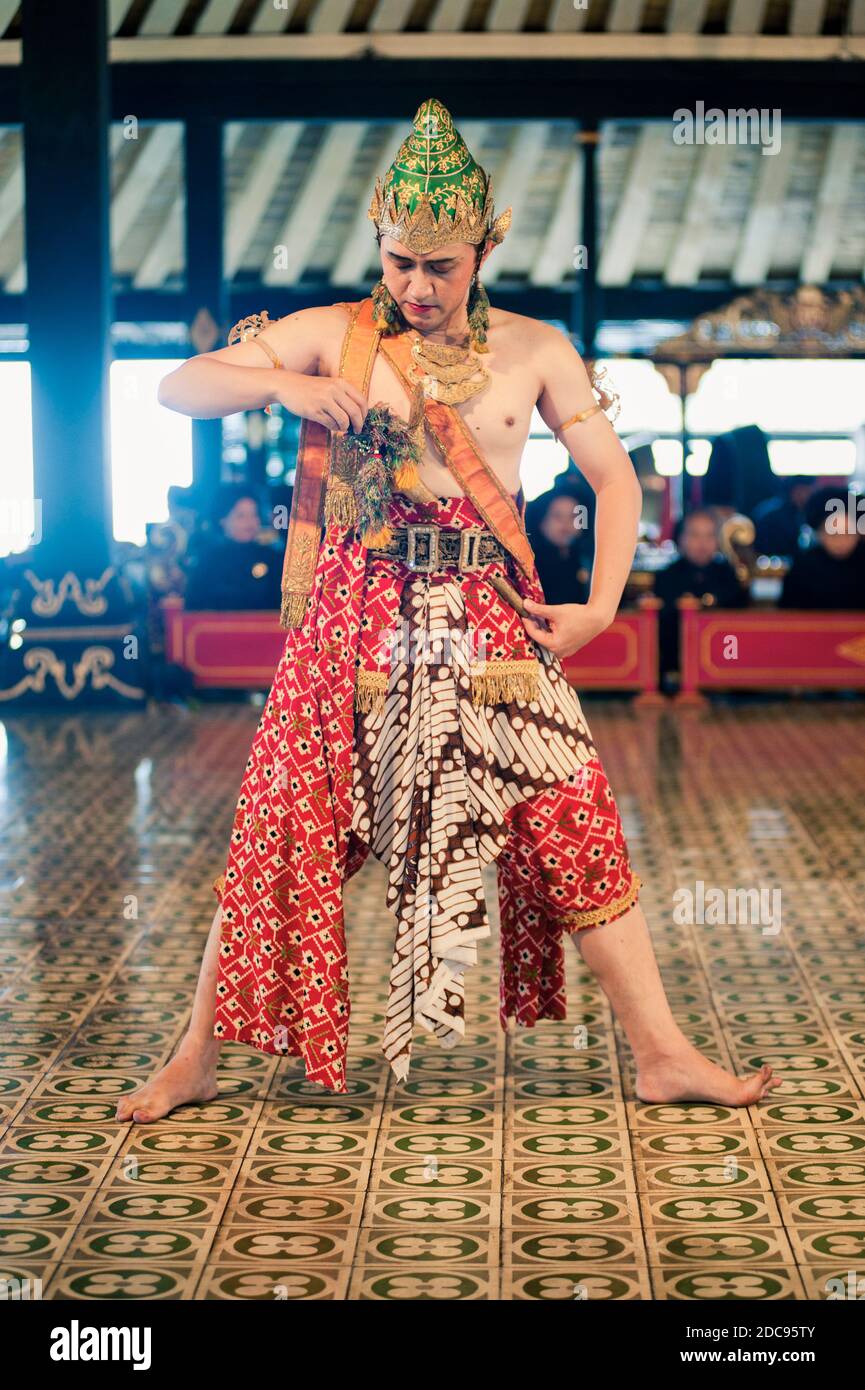 Uomo che esegue un tradizionale palazzo giavanese al Palazzo del Sultano, Kraton, Yogyakarta, Giava, Indonesia, Asia Foto Stock