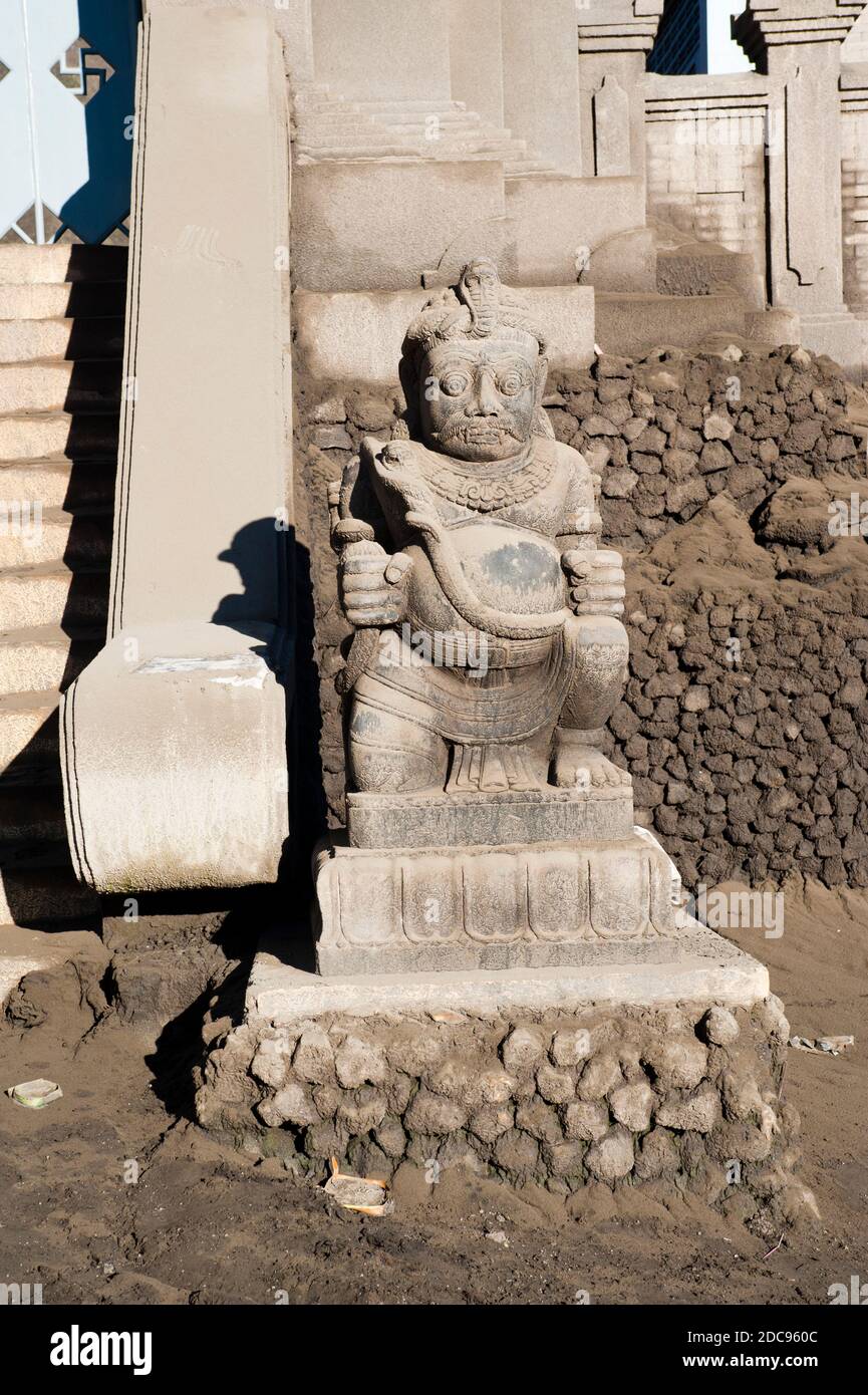 Statua al tempio indù di pura Luhur poten a Monte bromo, Giava Orientale, Indonesia, Asia Foto Stock