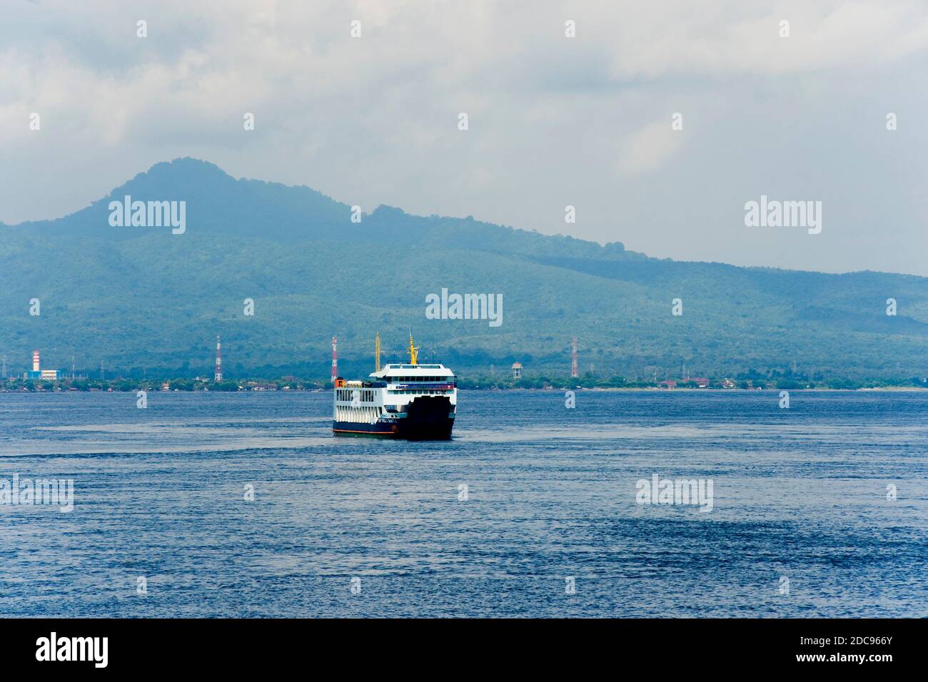 Traghetto locale da Bali a Lombok in Indonesia, Asia, sfondo con spazio di copia Foto Stock