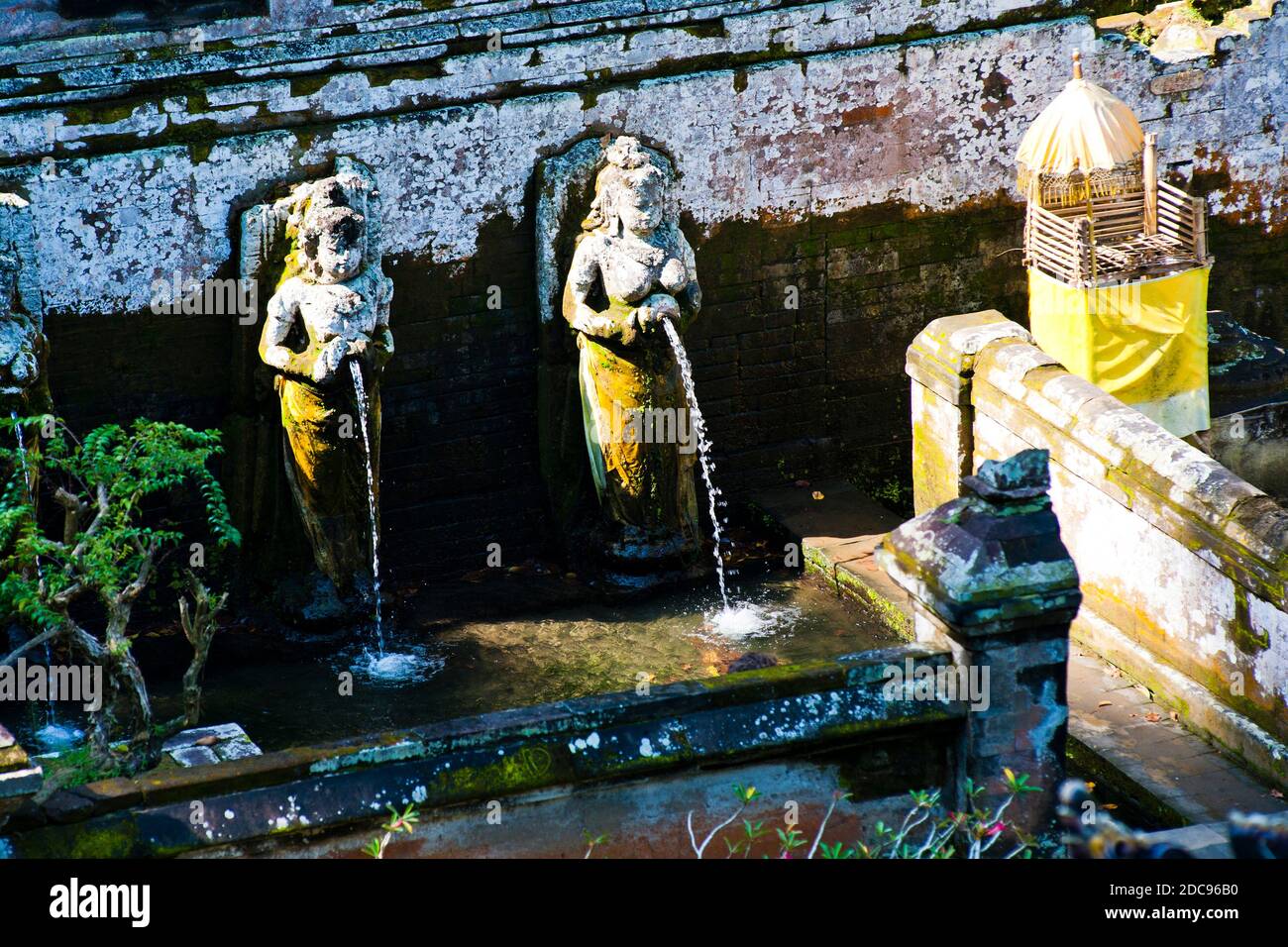 Due fontane di pietra a pura Goa Gaja, il Tempio della Grotta degli Elefanti, Bali, Indonesia, Asia Foto Stock