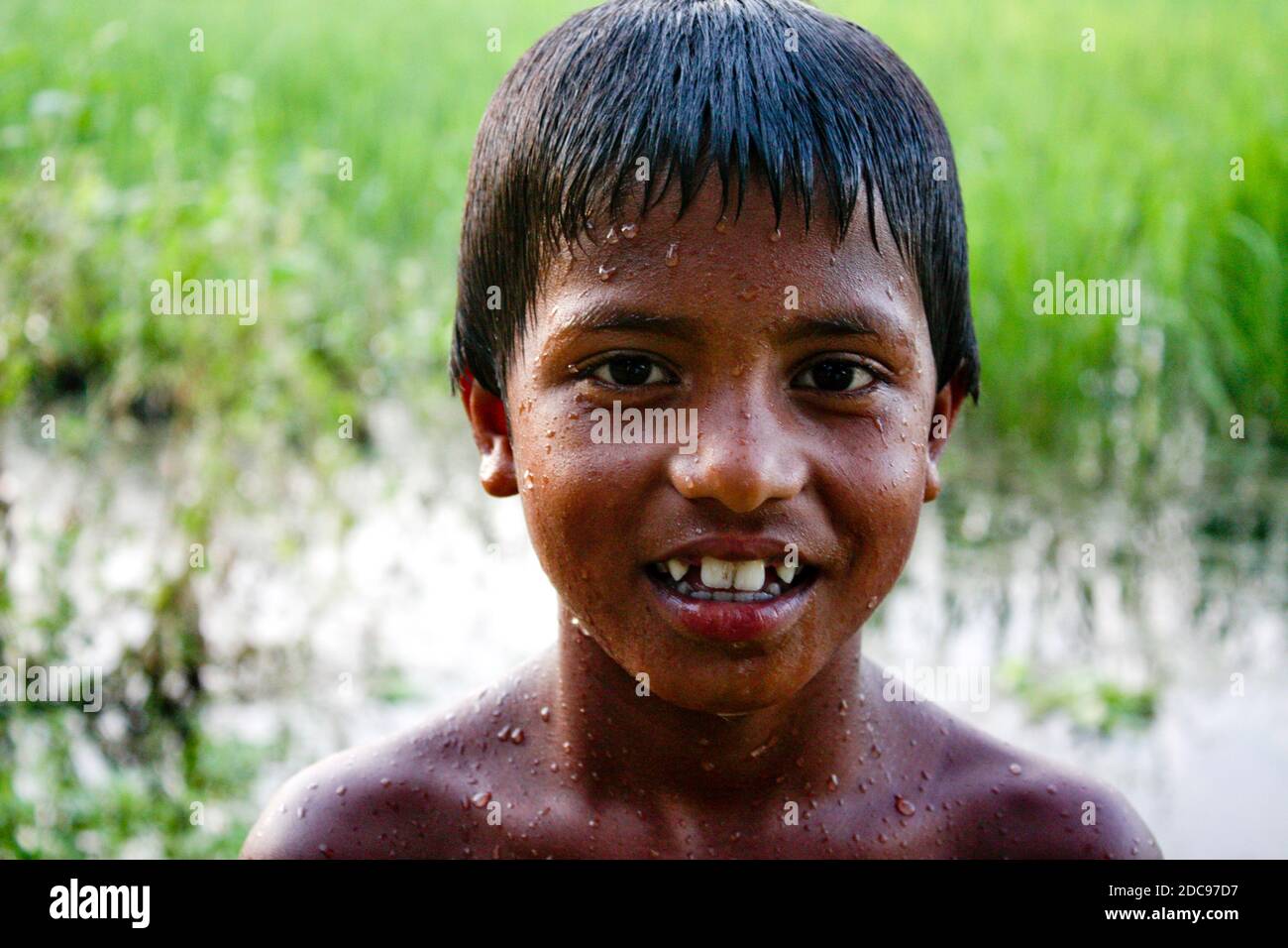 Bambino di strada che gioca in Bangladesh Foto Stock