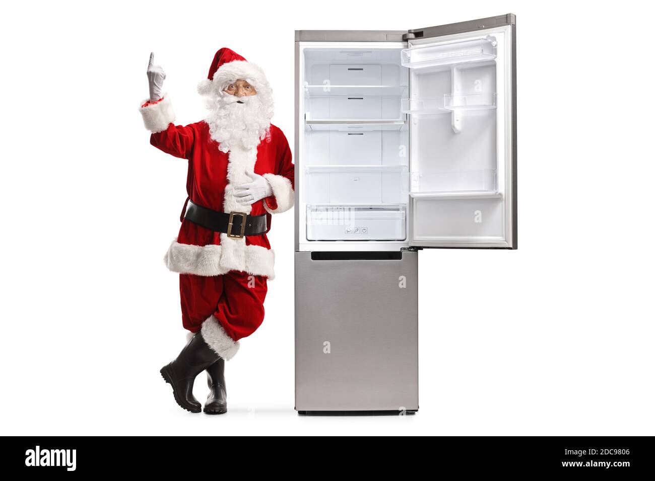 Babbo natale poggiato su un frigorifero vuoto aperto e puntato isolato su sfondo bianco Foto Stock