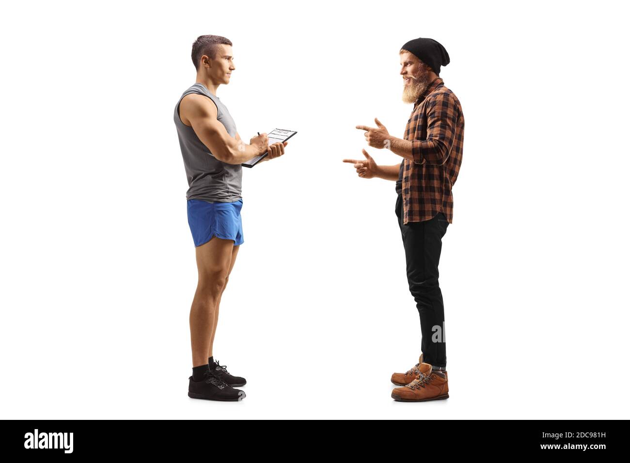 Foto di un hipster che parla con un profilo a lunghezza intera fitness trainer isolato su sfondo bianco Foto Stock