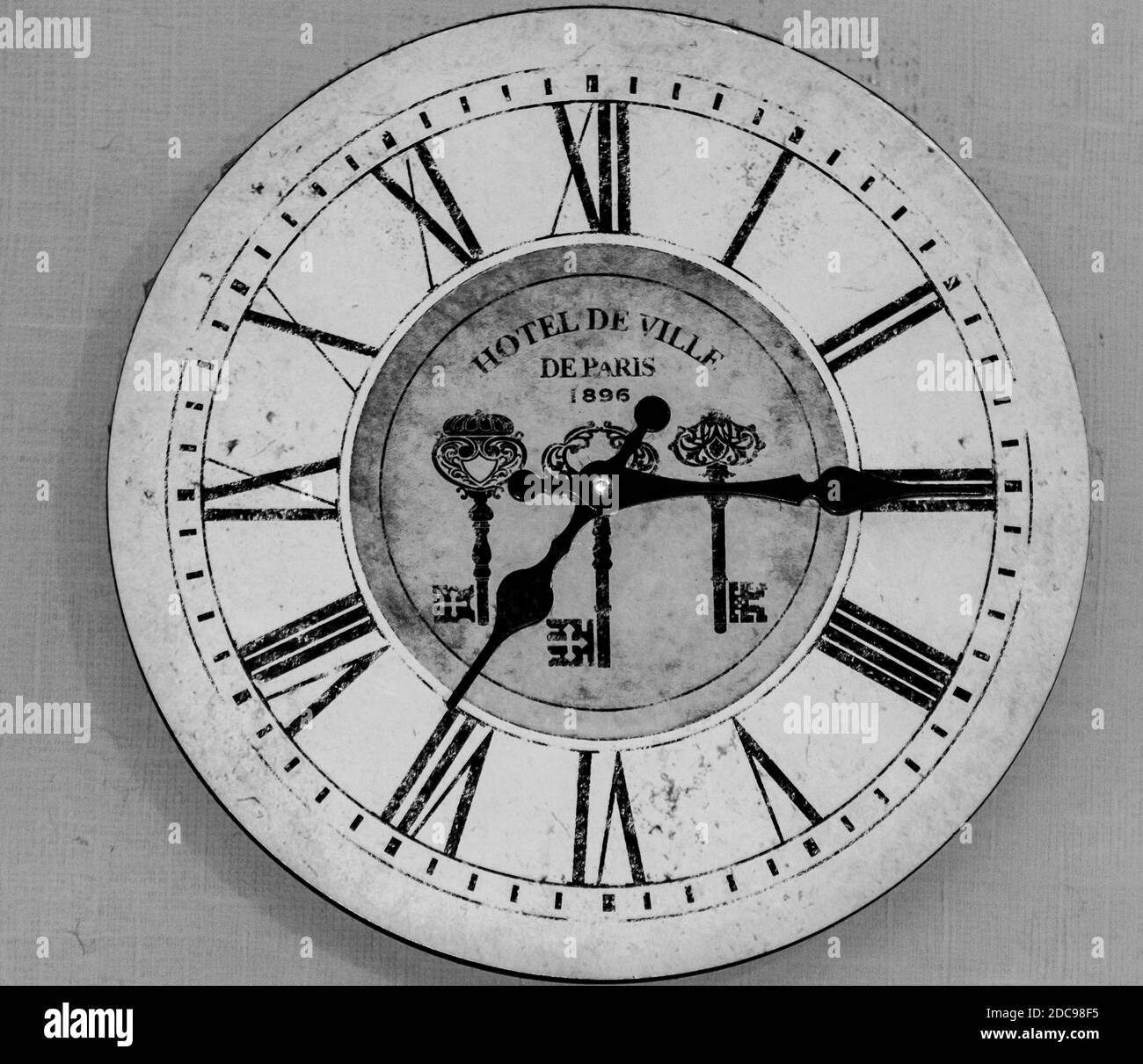 Orologio da parete in bianco e nero con numeri romani, con tre tasti e testo 'Hotel De Ville De Paris 1896' sulla faccia Foto Stock