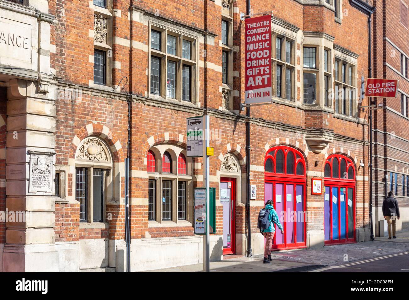 Arti alla Old Fire Station, George Street, Oxford, Oxfordshire, Inghilterra, Regno Unito Foto Stock