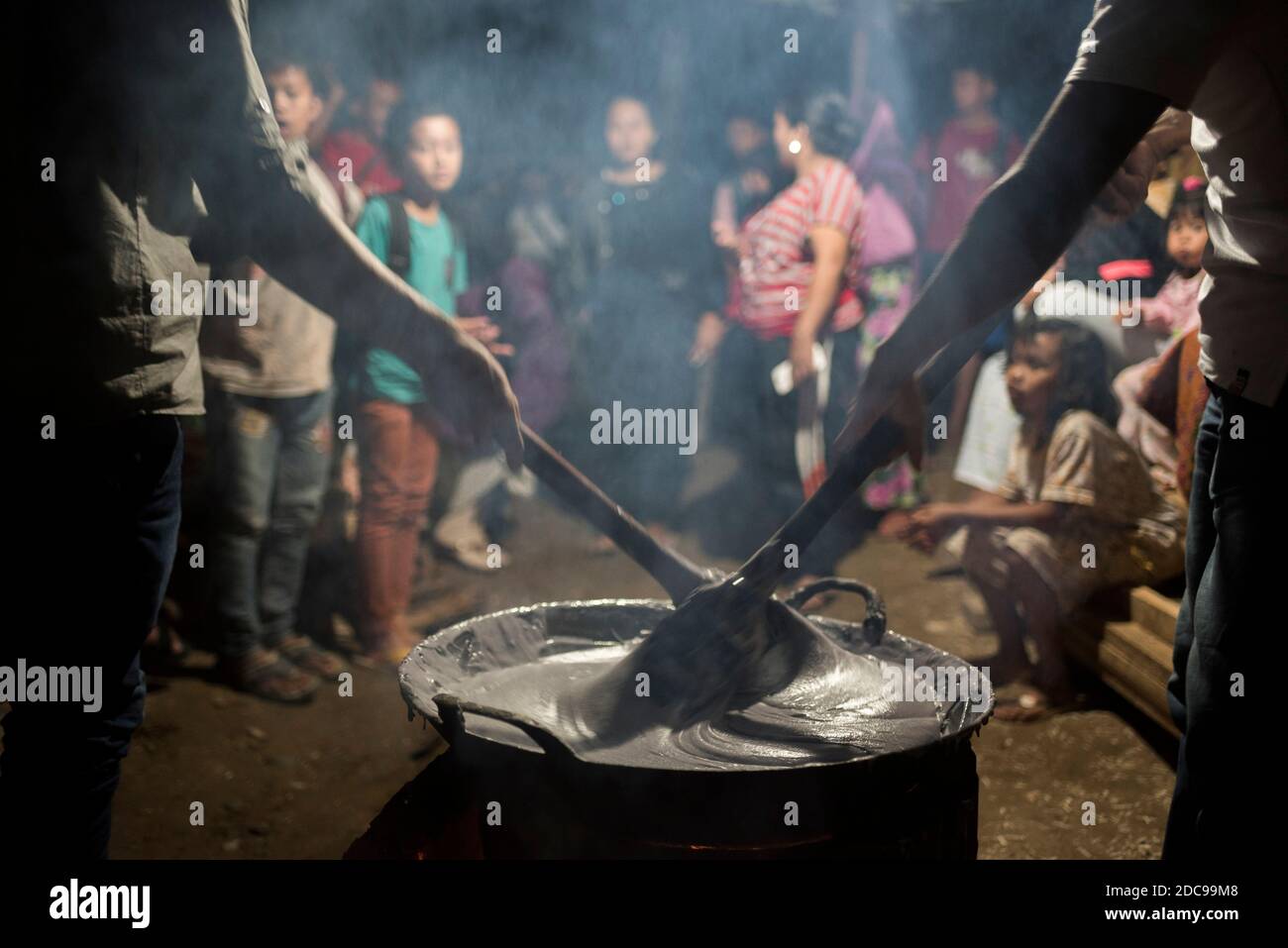 Cucinare un tradizionale piatto di nozze Sumatran di dolci di cocco, che richiede 7 ore di agitazione, Bukittinggi, Sumatra occidentale, Indonesia, Asia Foto Stock