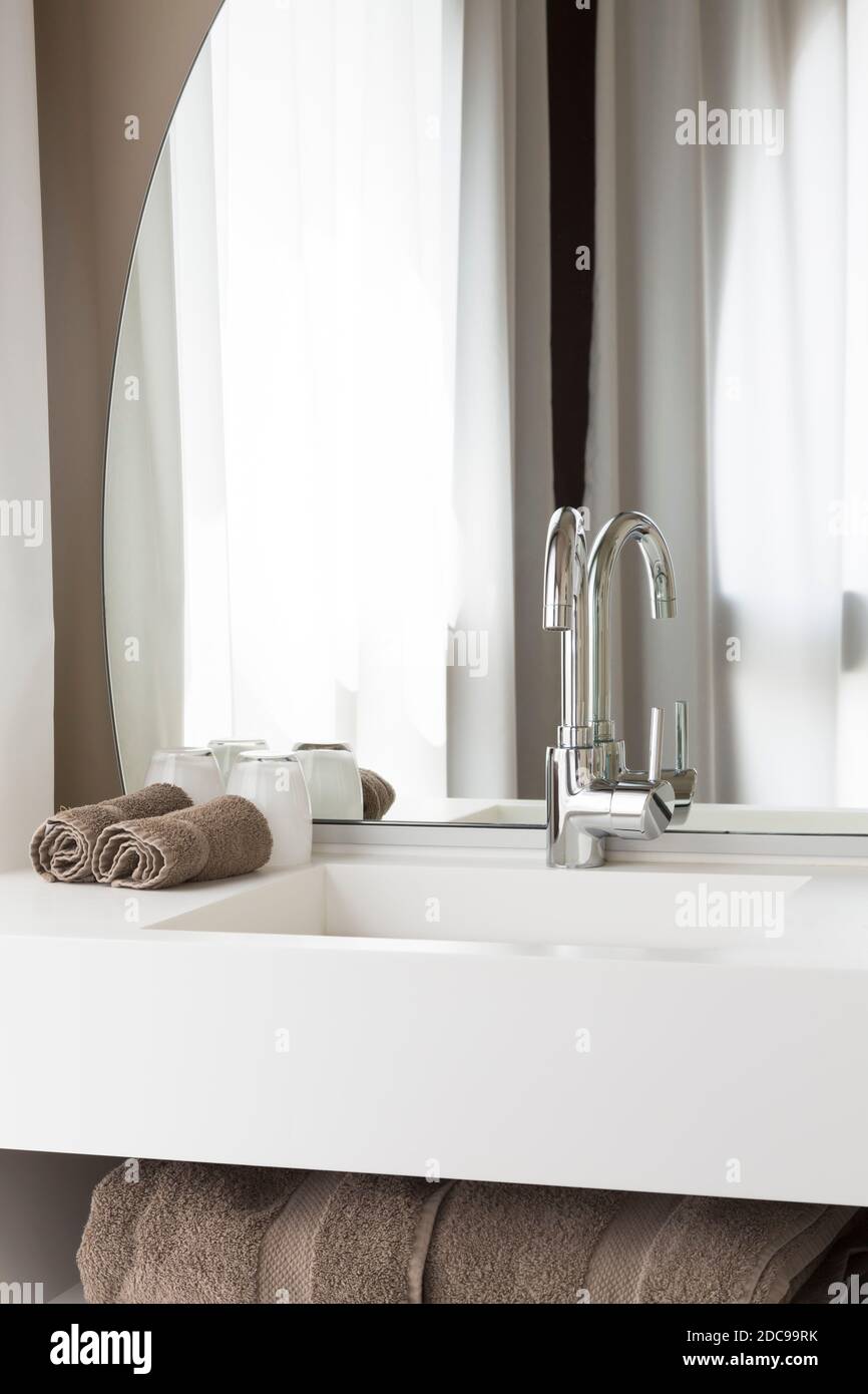 Interni moderni del bagno con lavabo, rubinetto miscelatore e specchio, Regno Unito Foto Stock
