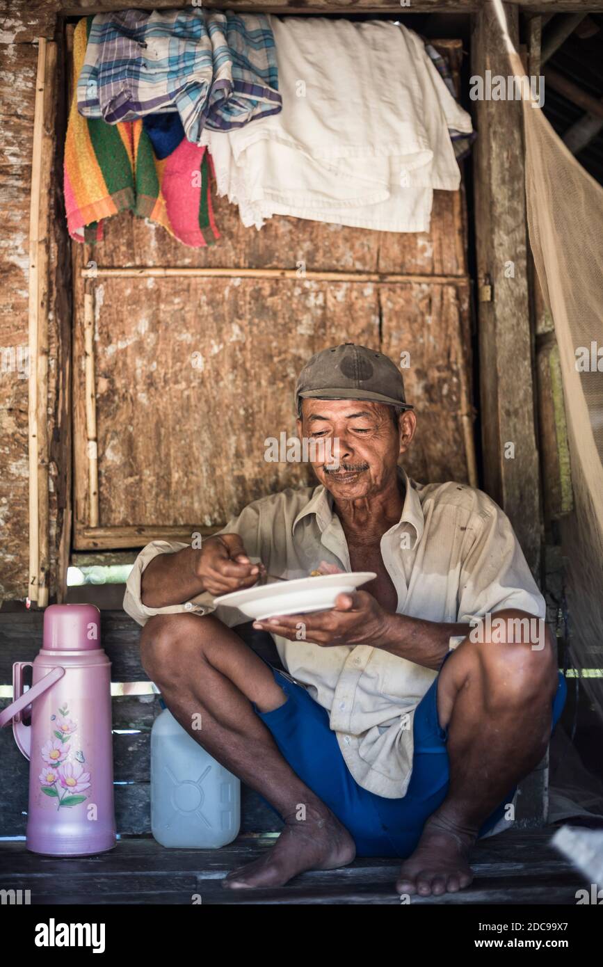 Fai una pausa per il pranzo in risaie (risaie) a Sungai Pinang, un tradizionale villaggio rurale indonesiano vicino a Padang a Sumatra occidentale, Indonesia, Asia Foto Stock