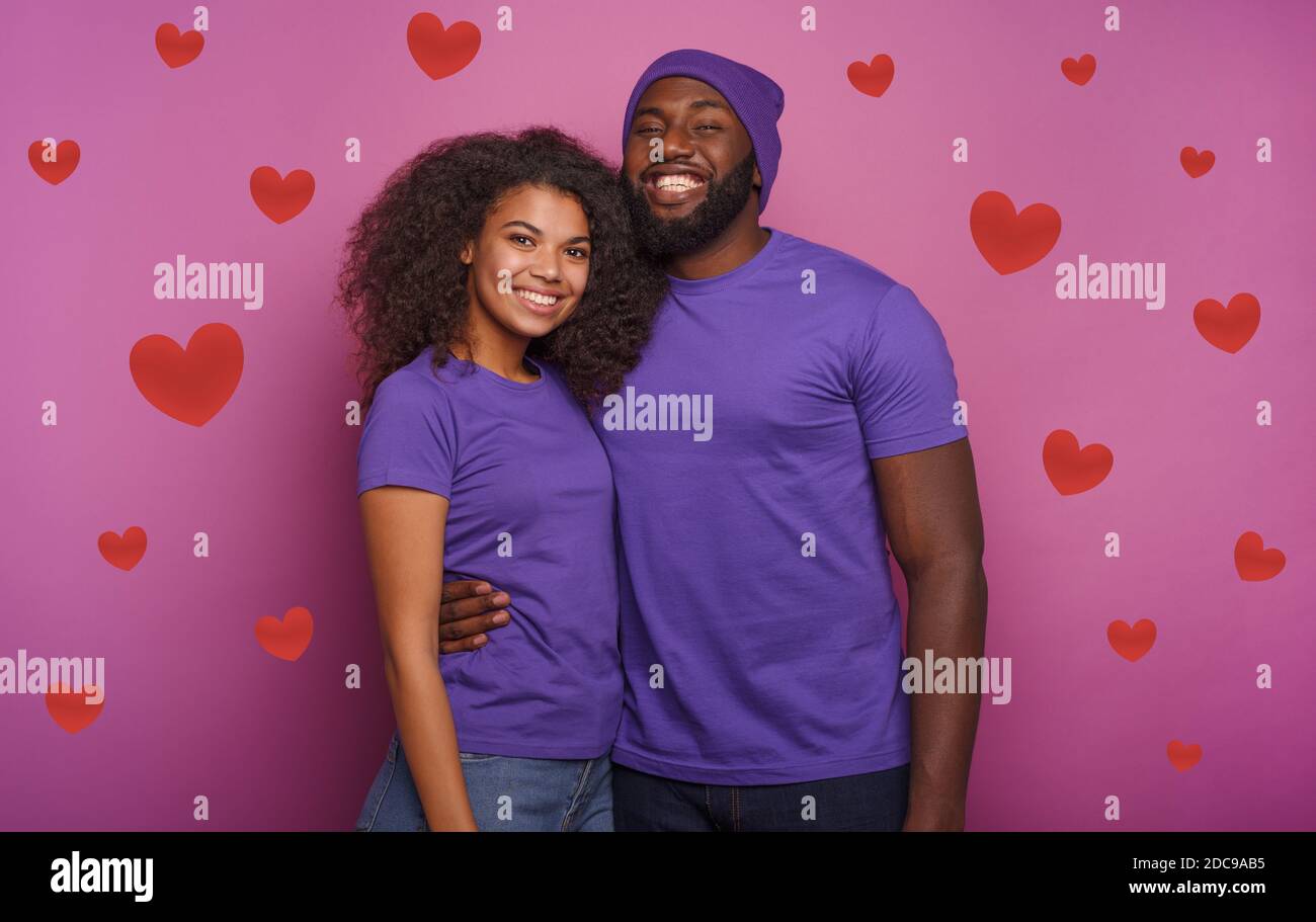 La coppia felice sorride. Concetto di felicità. Sfondo viola Foto Stock