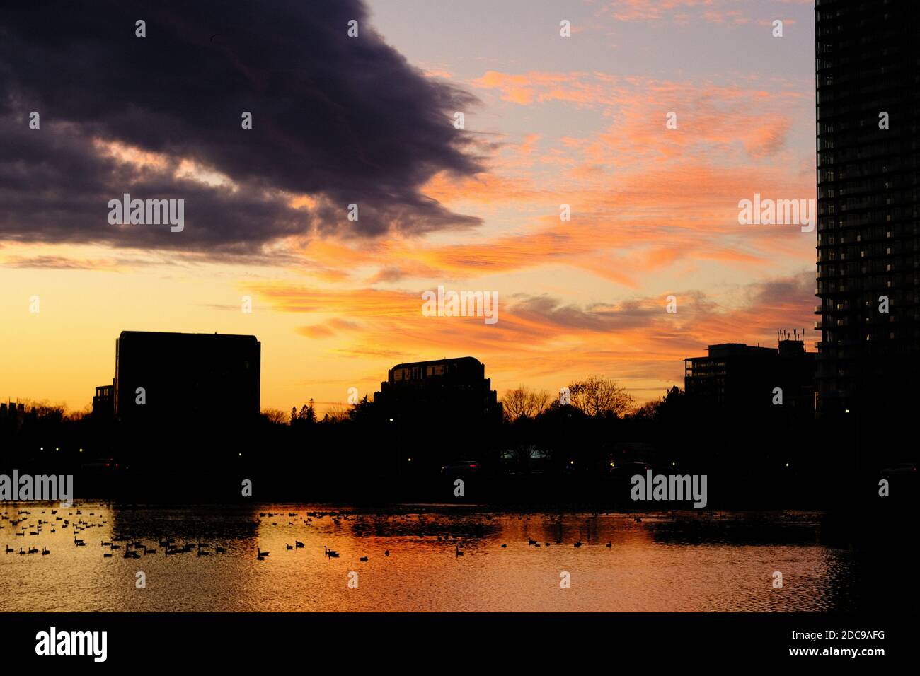 Bel tramonto autunnale sul lago Dow's, Pavilion (North) End, Ottawa, Ontario, Canada. Foto Stock