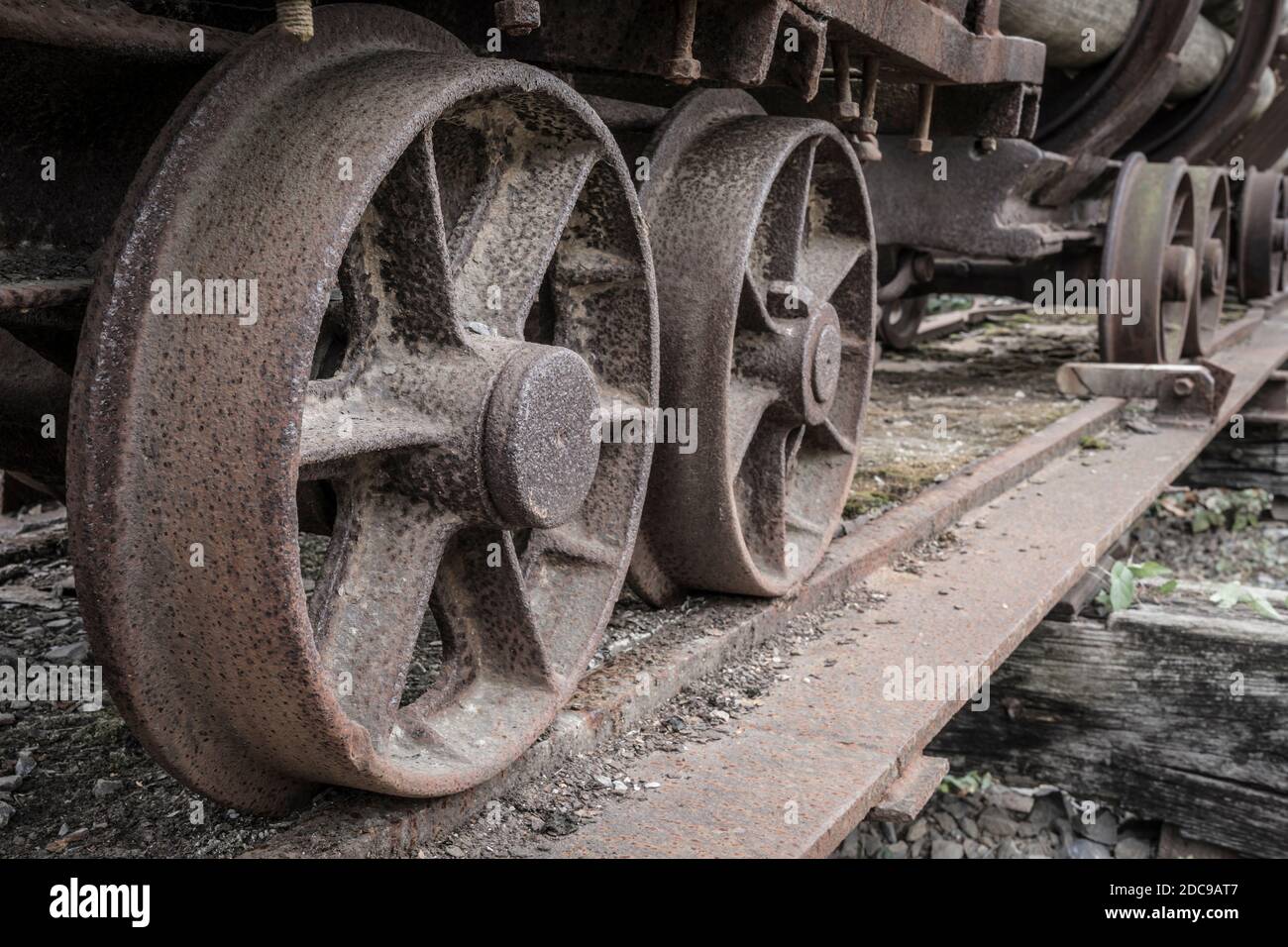 ruote di un vecchio carro minerario Foto Stock