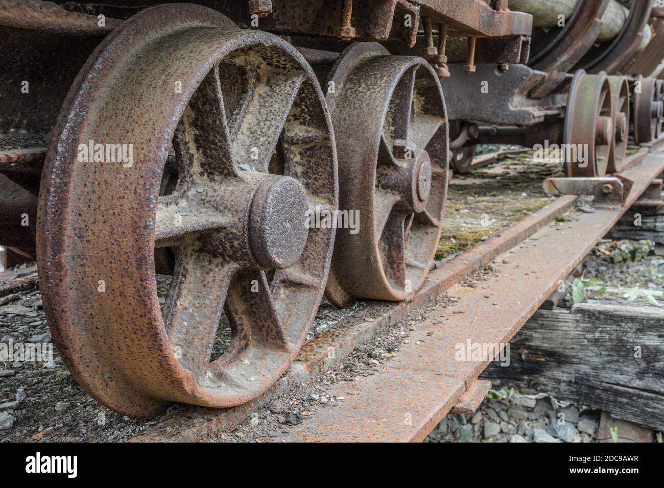 ruote di un vecchio carro minerario Foto Stock