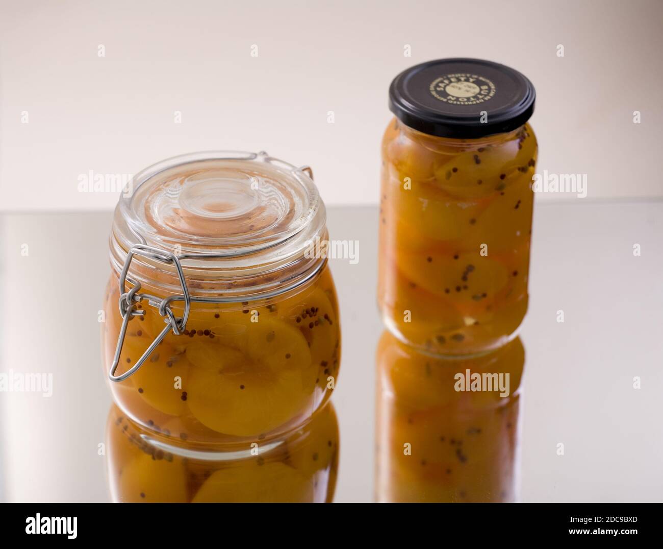 Frutta sott'aceto in vasetti di vetro Foto Stock