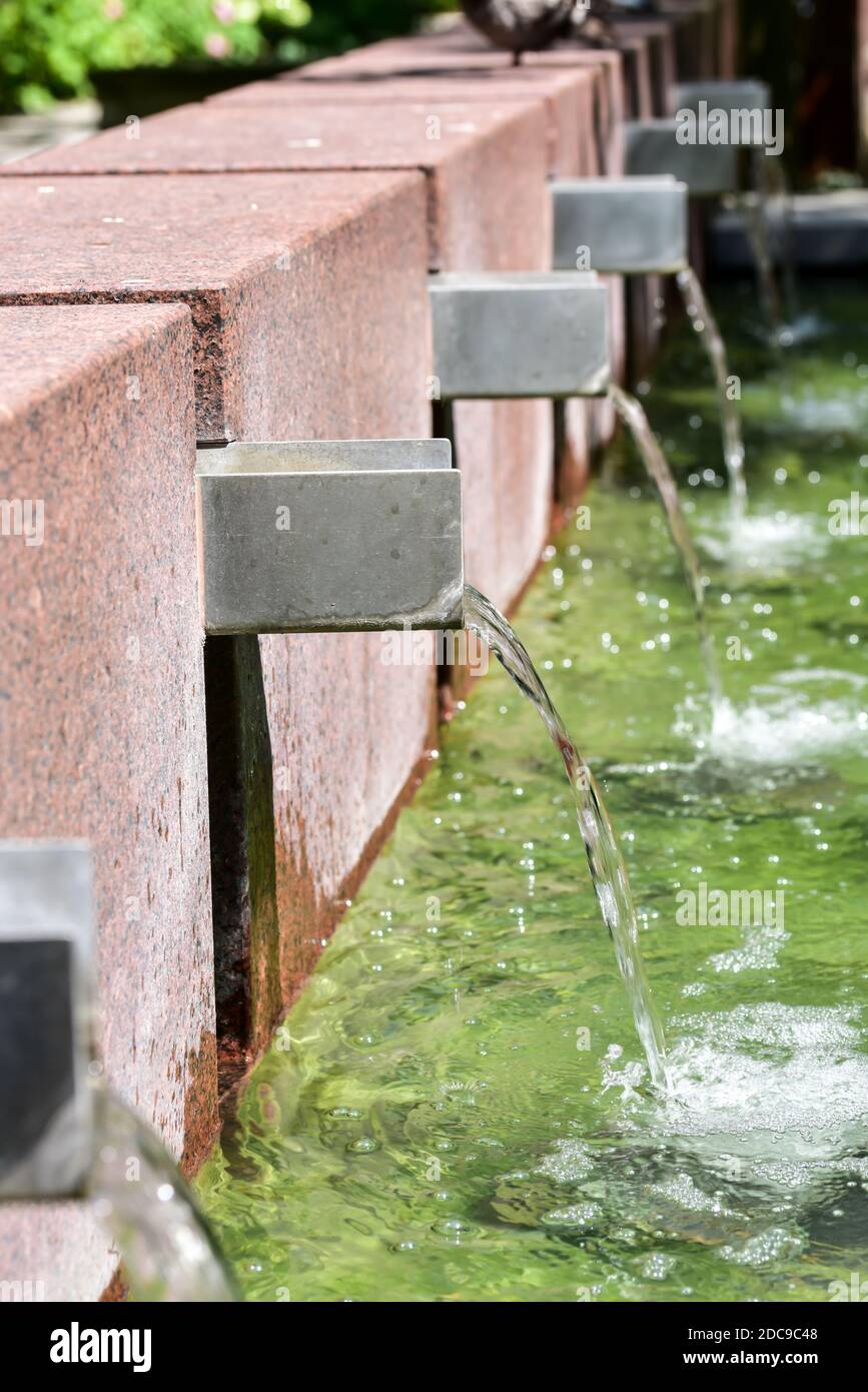 fontana d'acqua che spruzzi nel parco della città Foto Stock