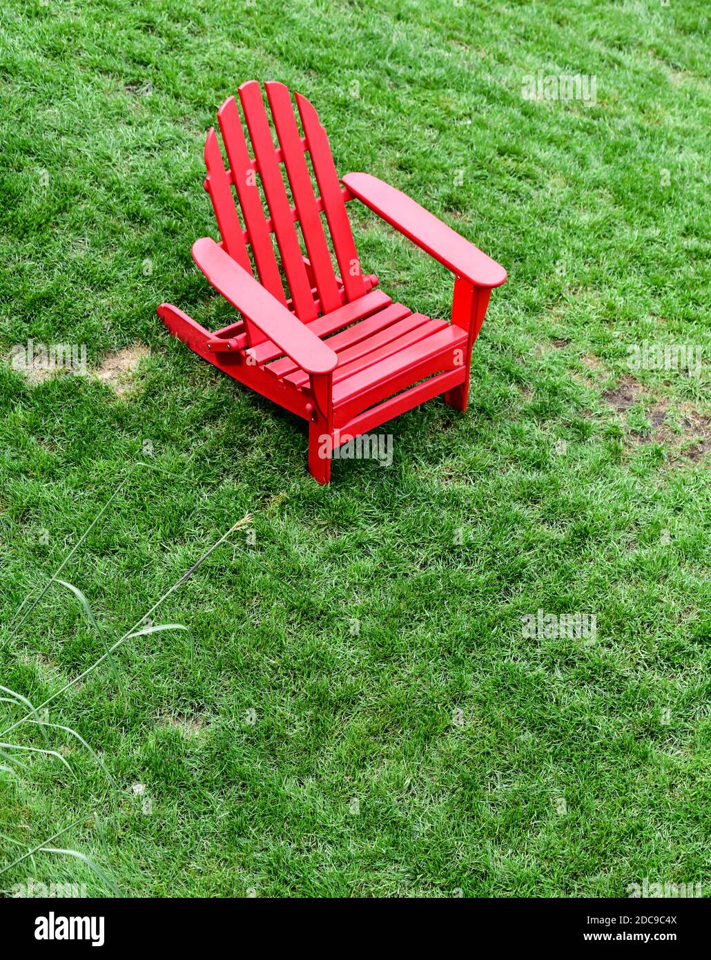 sedia colorata e vuota estate prato mobili sul verde erba Foto Stock