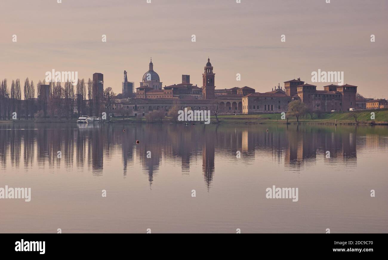 Romantico paesaggio dello skyline di Mantova durante una mattinata d'autunno, con il fiume Mincio in primo piano Foto Stock Romantico paesaggio dello skyline di Mantova durante una mattinata d'autunno, con il fiume Mincio in primo piano Foto Stock