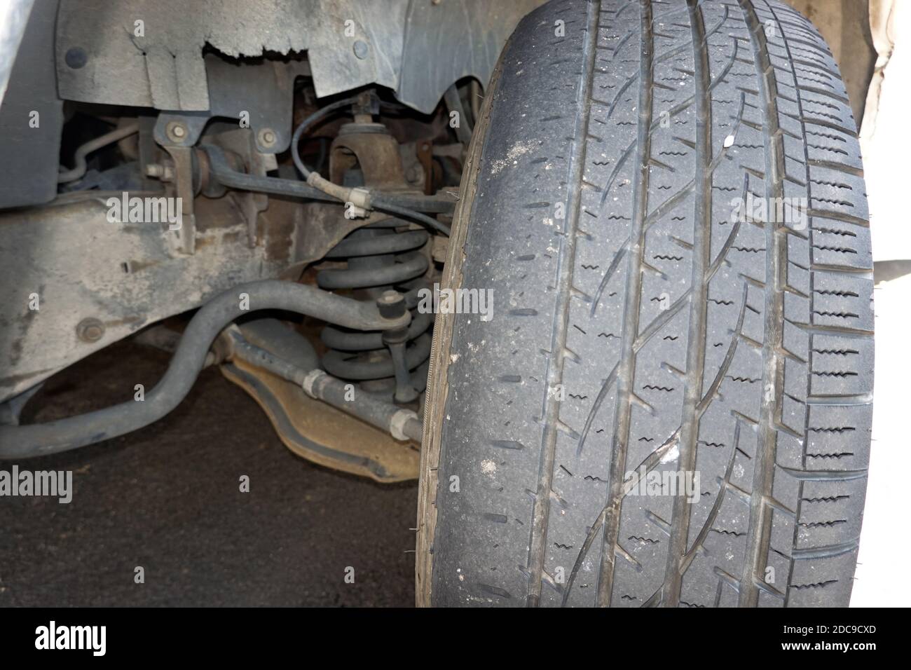 Usura irregolare degli pneumatici dovuta a un allineamento non corretto delle ruote su a. Ford F150 Foto Stock