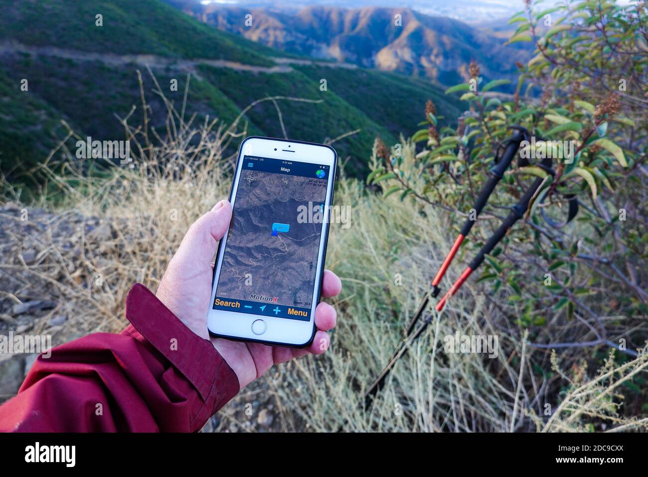 Utilizzo del GPS su un iPhone 6 Plus per navigare un percorso escursionistico nelle montagne di Santa Ana Orange County California USA Foto Stock