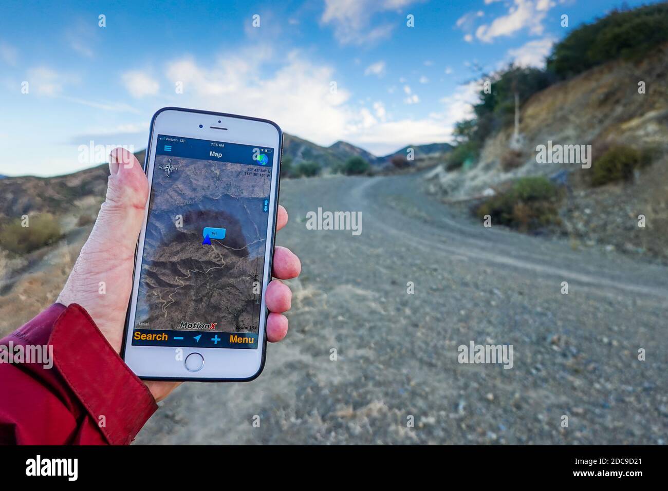 Utilizzo del GPS su un iPhone 6 Plus per navigare un percorso  escursionistico nelle montagne di Santa Ana Orange County California USA  Foto stock - Alamy