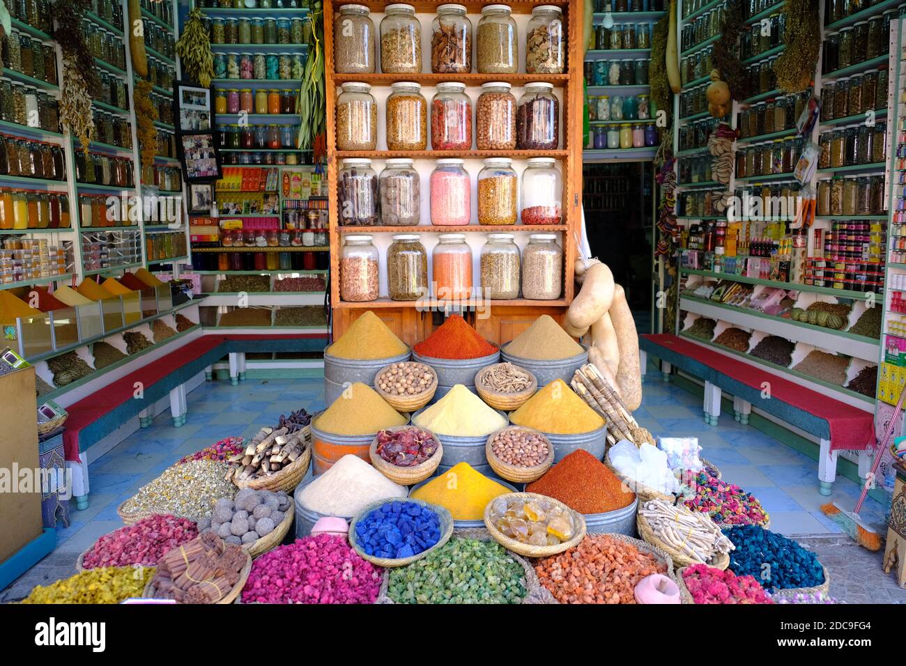 Marocco Marrakech - coloratissimi campioni di spezie e coloranti Un commerciante di spezie a Medina Foto Stock