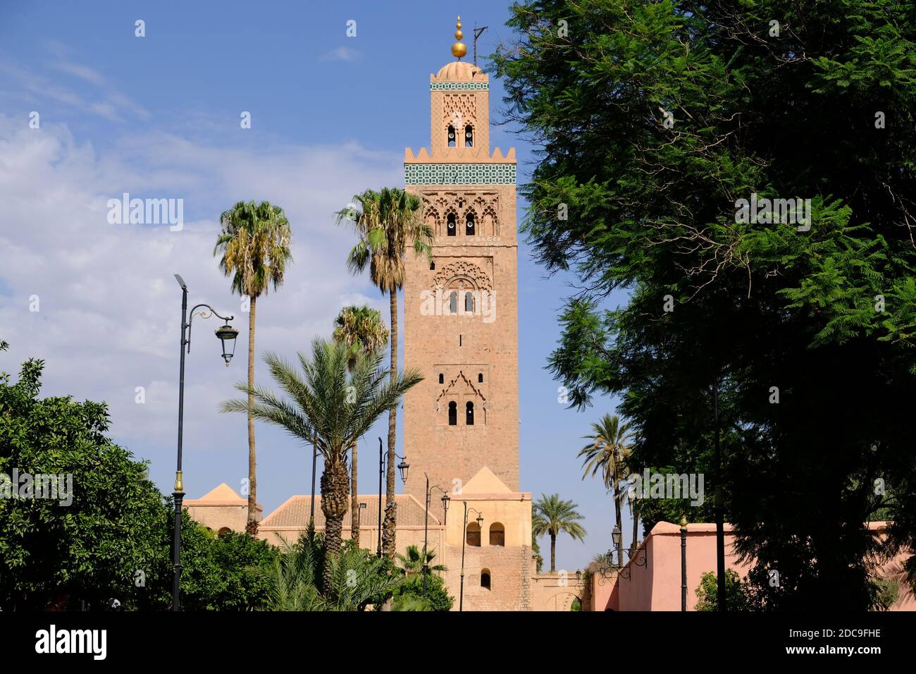 Marocco Marrakech - Vista sulla Moschea e il giardino di Koutoubia Foto Stock