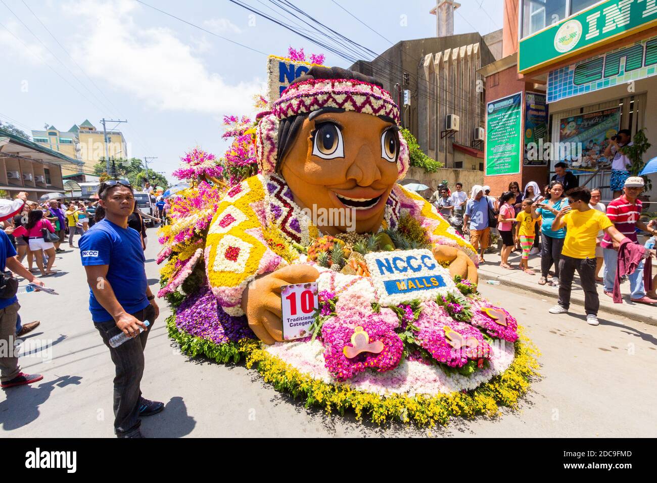 Ballerini colorati durante il Kadayawan Festival a Davao City, Filippine Foto Stock