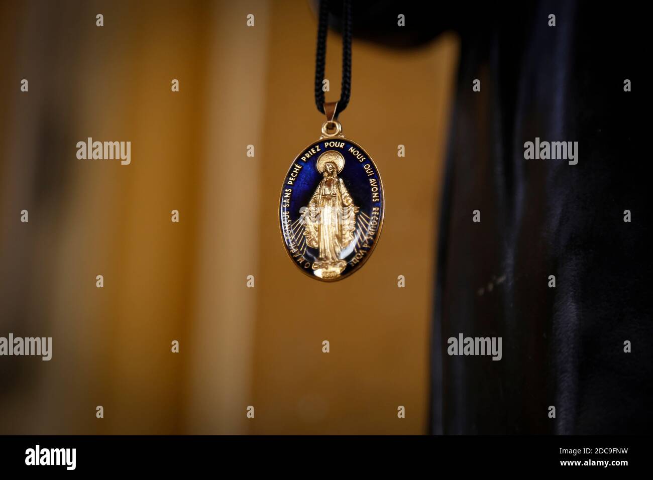 medaglia closeup della nostra signora delle grazie, oggetto religioso cattolico devozionale Foto Stock