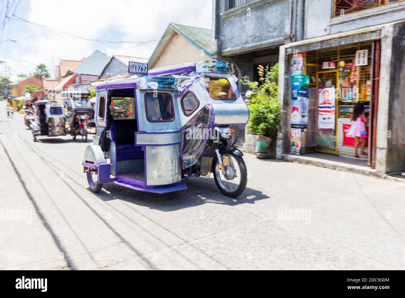 Un triciclo personalizzato, un veicolo passeggeri locale a Quezon, Filippine Foto Stock