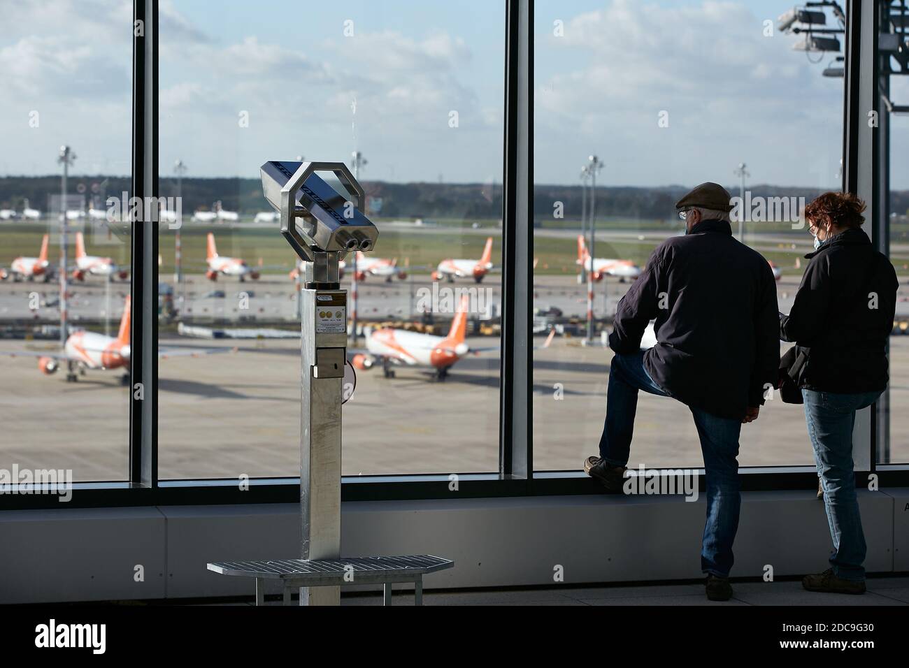 05.11.2020, Schoenefeld, Brandeburgo, Germania - una coppia anziana guarda il grembiule dalla terrazza dell'aeroporto Berlin Brandenburg BER Foto Stock