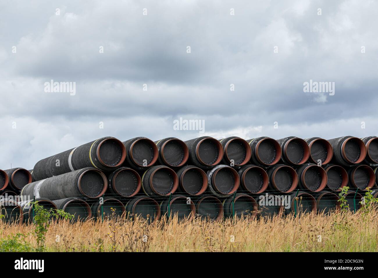 30.09.2020, Sassnitz, Meclemburgo-Pomerania occidentale, Germania - i tubi necessari per il gasdotto Nord Stream 2 sono immagazzinati nel porto dei traghetti Mukran a S. Foto Stock