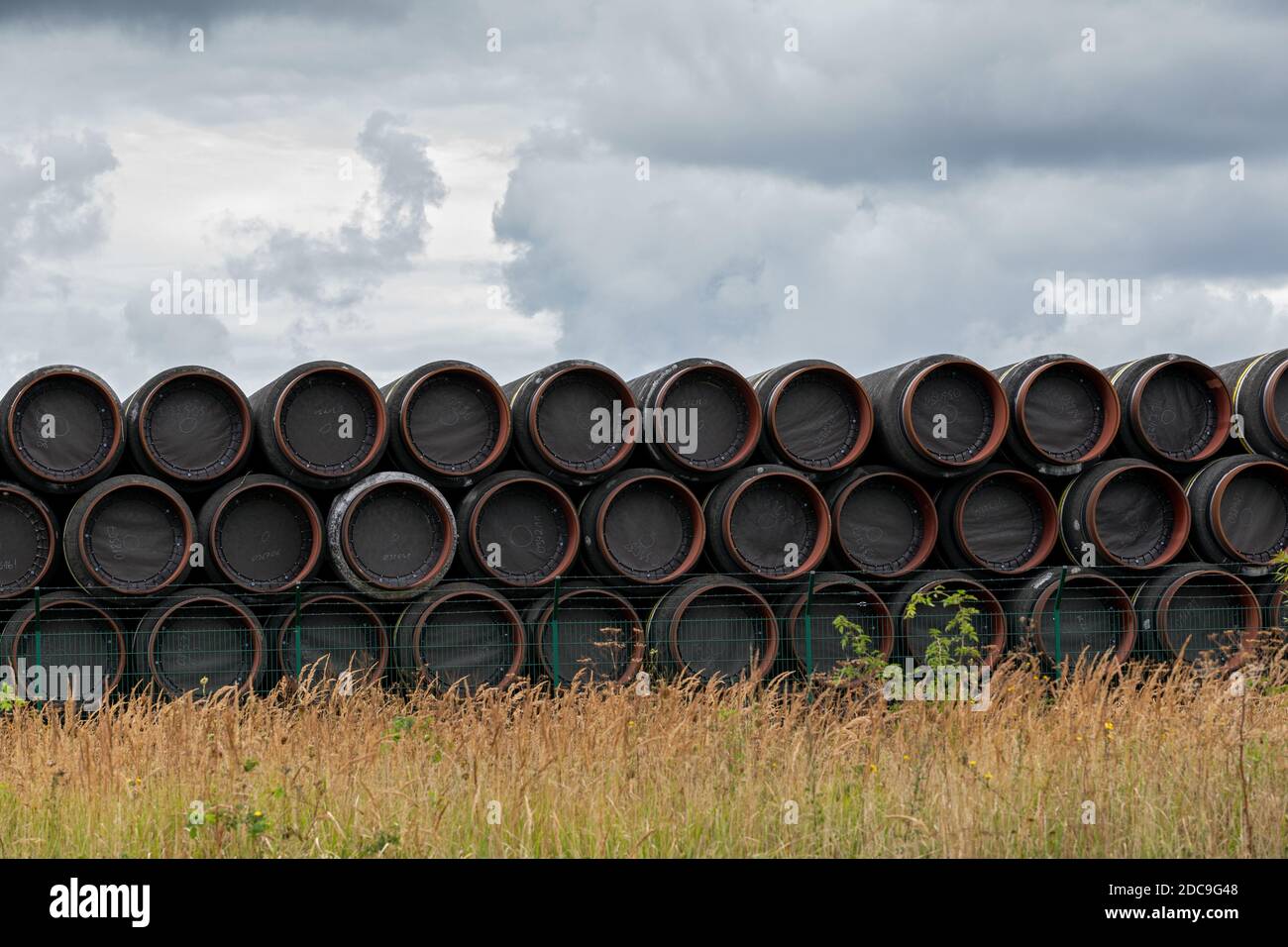 30.09.2020, Sassnitz, Meclemburgo-Pomerania occidentale, Germania - i tubi necessari per il gasdotto Nord Stream 2 sono immagazzinati nel porto dei traghetti Mukran in SAS Foto Stock