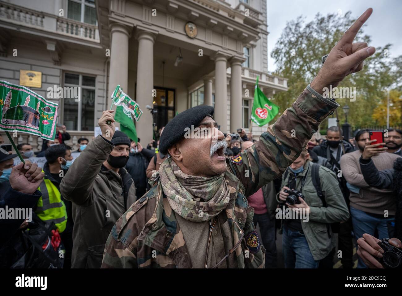 Centinaia di musulmani britannici protestano al di fuori dell'ambasciata francese a Londra contro i fumetti satirici anti-musulmani pubblicati da Charlie Hebdo. Foto Stock