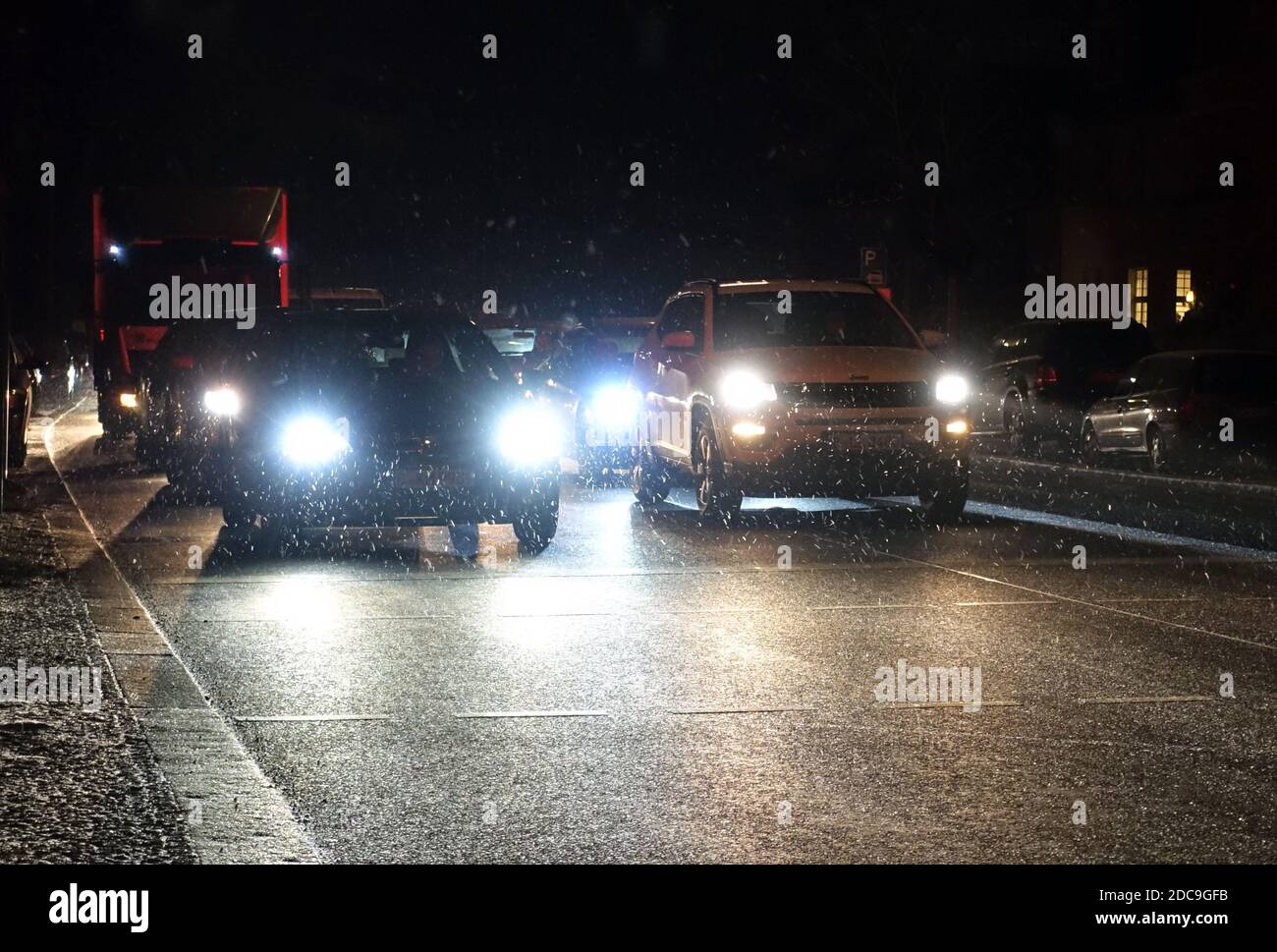 25.01.2019, Berlino, Berlino, Germania - traffico in auto durante la nevicata di notte. 00S190125D735CAROEX.JPG [RELEASE DEL MODELLO: NO, RELEASE DELLA PROPRIETÀ: NO (C) CARO Foto Stock