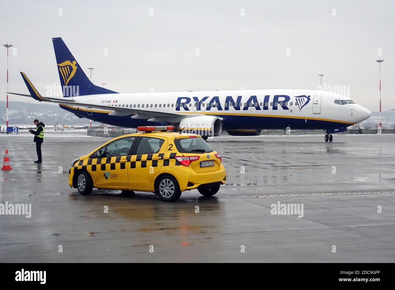 27.01.2019, Cracovia, Malopolskie, Polonia - Boeing 737 di Ryanair, segui me-Car e Ramp Agent sul grembiule dell'aeroporto John Paul II di Cracovia-Balice. 00S1 Foto Stock