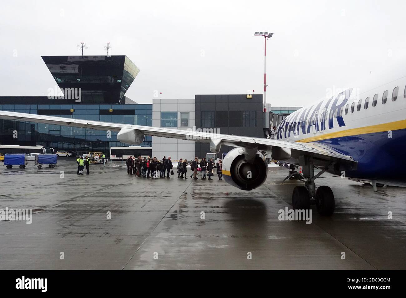 27.01.2019, Cracovia, Malopolskie, Polonia - persone che salono a bordo di un aereo Ryanair sul grembiule dell'aeroporto John Paul II di Cracovia-Balice. 00S190127D791CAROEX.J Foto Stock