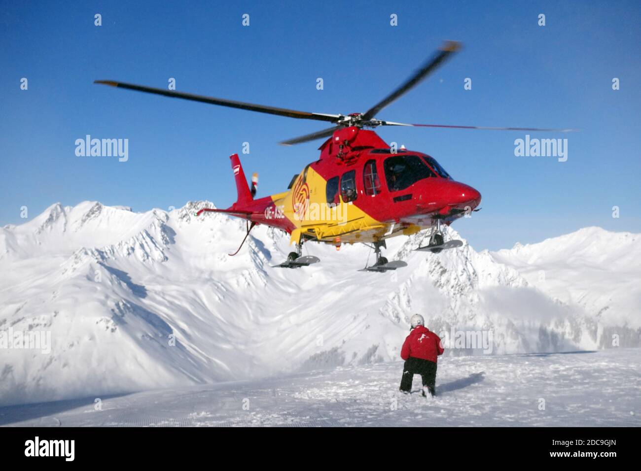 04.02.2019, Schruns, Vorarlberg, Austria - elicottero di soccorso che decollerà dalla pista. 00S190204D821CAROEX.JPG [VERSIONE DEL MODELLO: NO, VERSIONE DELLA PROPRIETÀ: Foto Stock