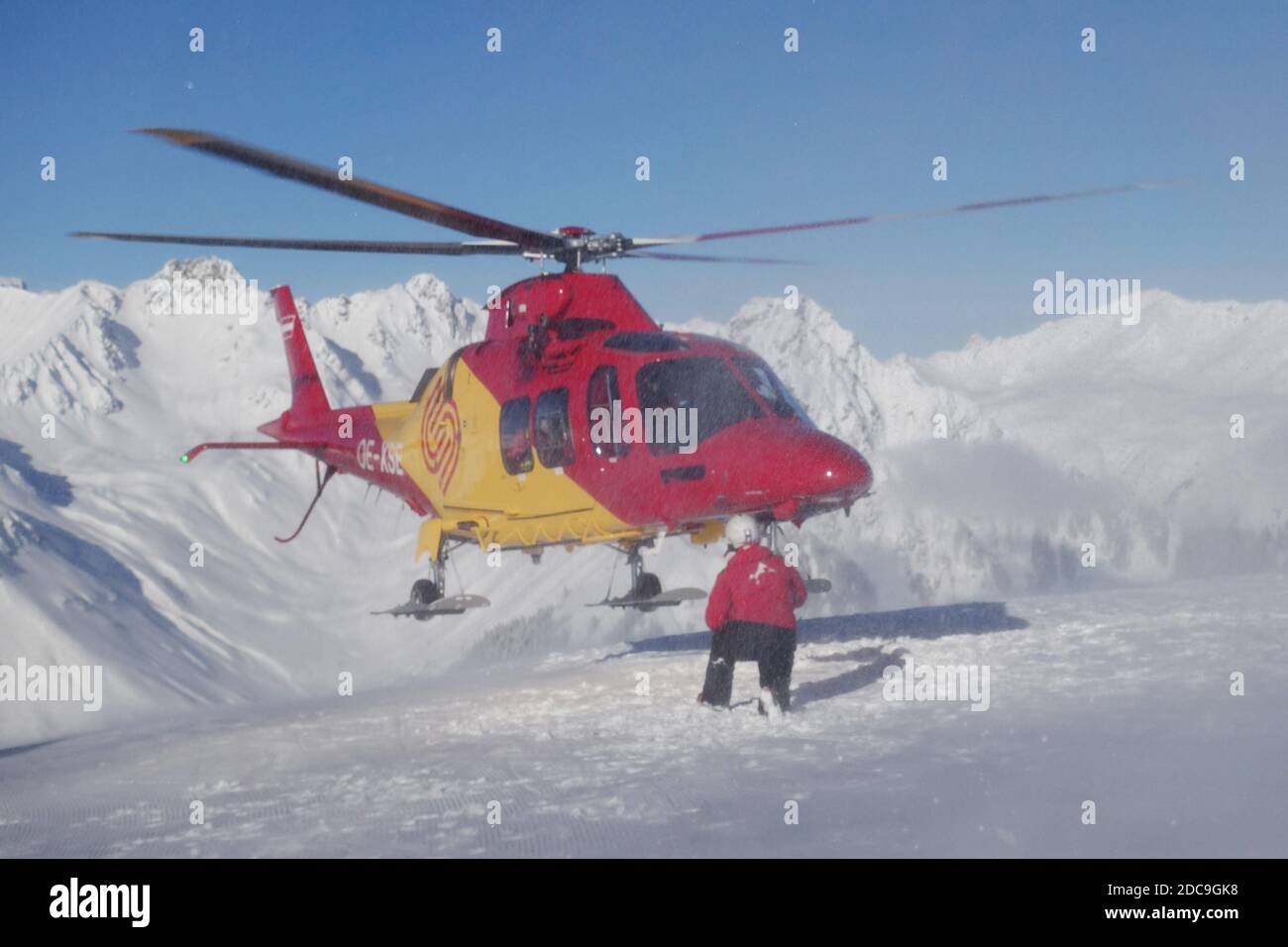 04.02.2019, Schruns, Vorarlberg, Austria - elicottero di soccorso che decollerà dalla pista. 00S190204D819CAROEX.JPG [VERSIONE DEL MODELLO: NO, VERSIONE DELLA PROPRIETÀ: Foto Stock