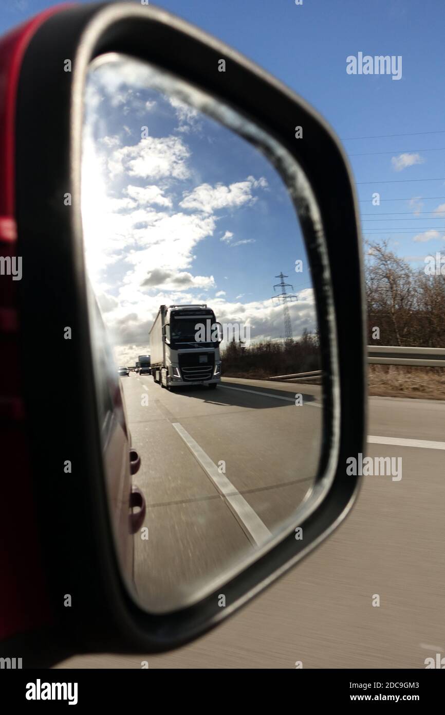 09.02.2019, Genshagen, Brandeburgo, Germania - il camion si riflette nello specchietto laterale destro di un'auto. 00S190209D101CAROEX.JPG [VERSIONE DEL MODELLO: NO, CORRETTA Foto Stock