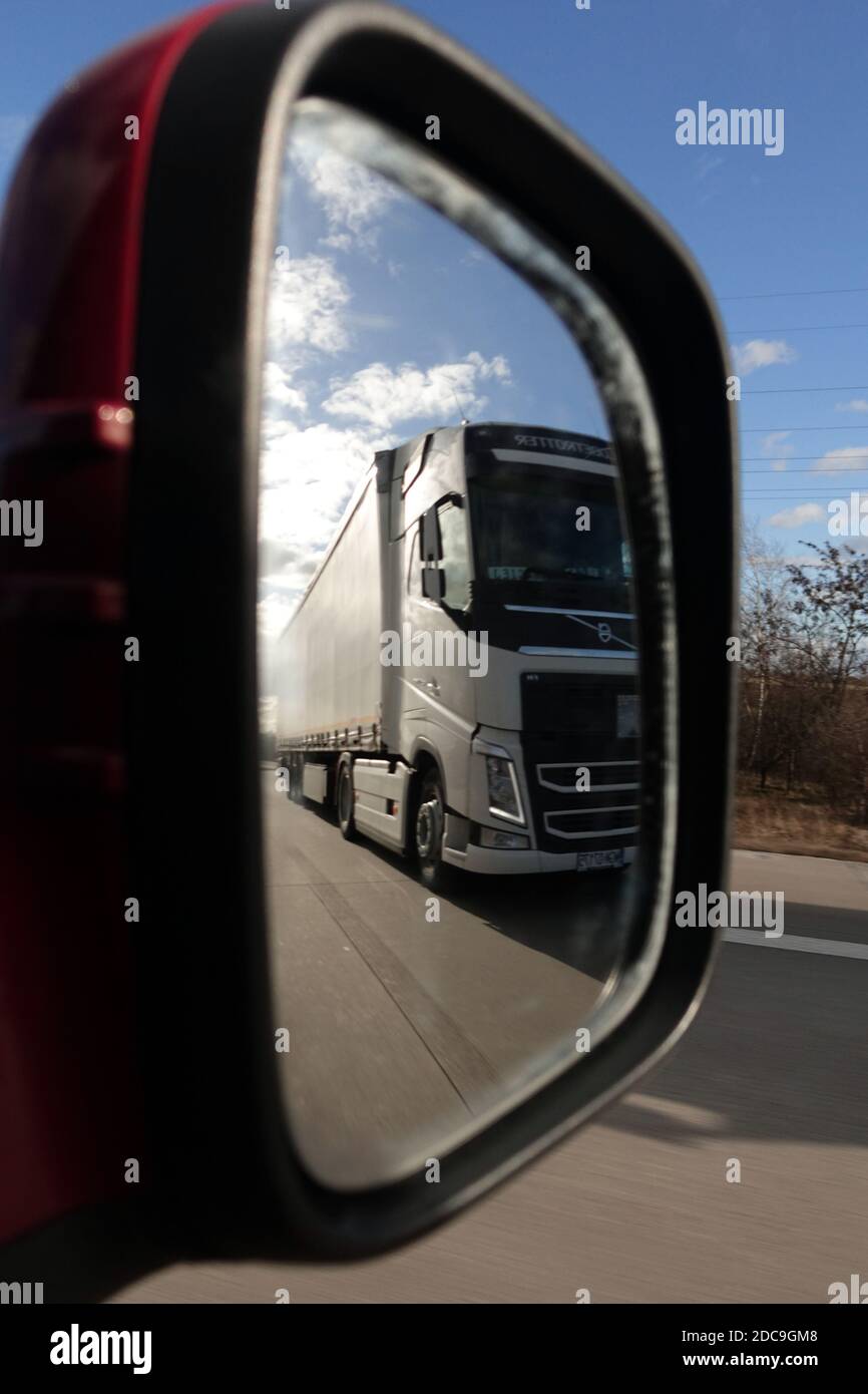 09.02.2019, Genshagen, Brandeburgo, Germania - il camion si riflette nello specchietto laterale destro di un'auto. 00S190209D100CAROEX.JPG [VERSIONE DEL MODELLO: NO, CORRETTA Foto Stock