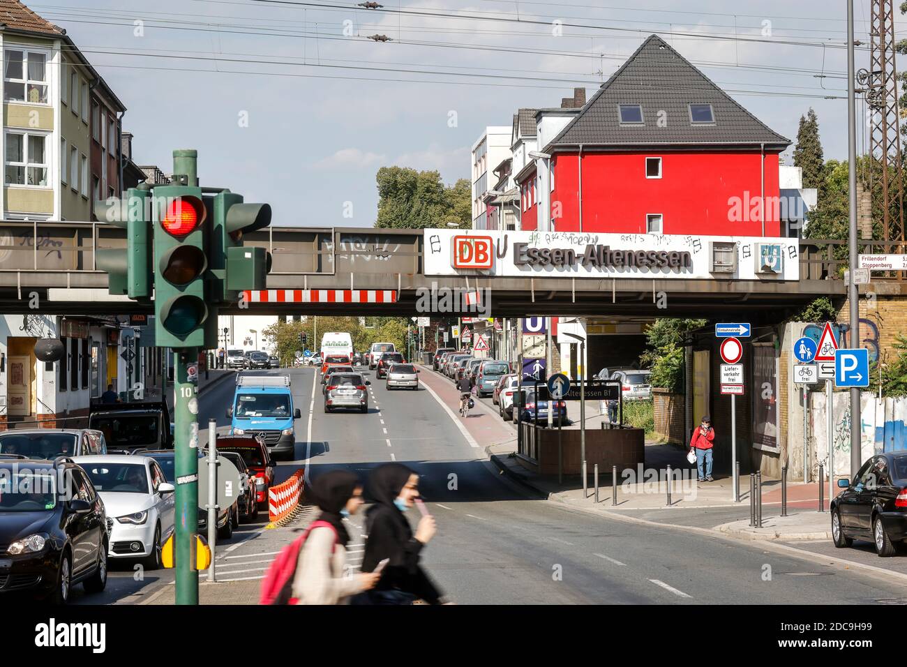 23.09.2020, Essen, Renania Settentrionale-Vestfalia, Germania - scena stradale alla stazione ferroviaria di Essen-Altenessen su Altenessener Strasse, nel quartiere di Alt Foto Stock