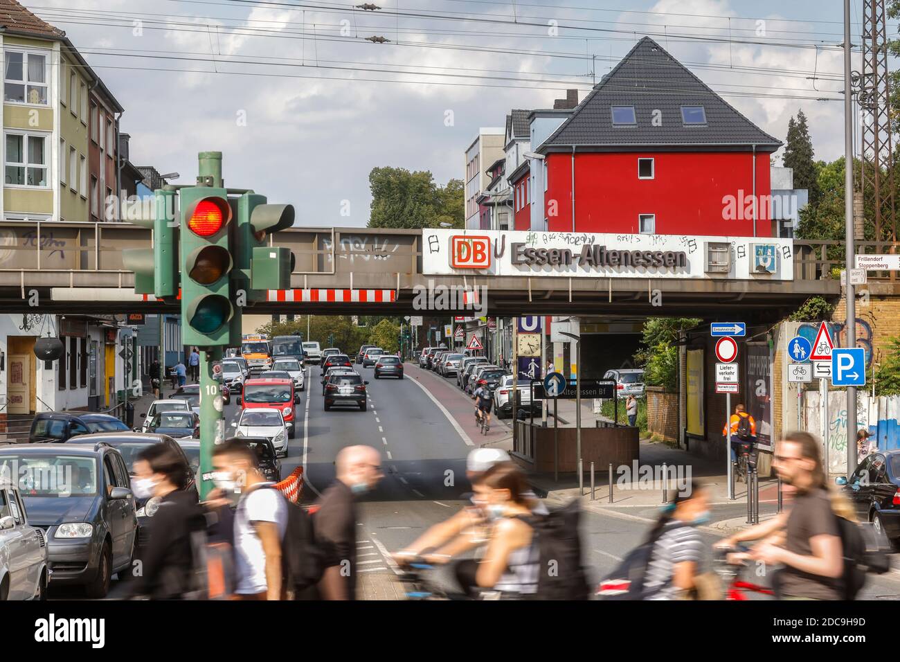 23.09.2020, Essen, Renania Settentrionale-Vestfalia, Germania - scena stradale alla stazione ferroviaria di Essen-Altenessen su Altenessener Strasse, nel quartiere di Alt Foto Stock