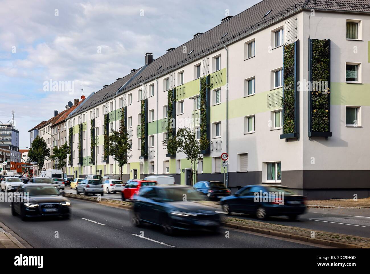 13.10.2020, Essen, Renania Settentrionale-Vestfalia, Germania - il verde di una fata a parete degli edifici residenziali dell'Allbau Wohnungsbauge appena rinnovati Foto Stock