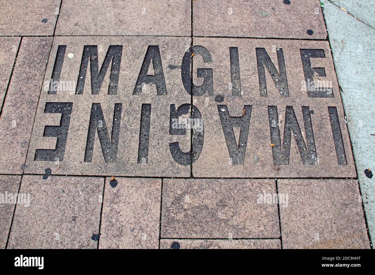 La parola "immagina" incisa in un marciapiede di Chicago. Foto Stock
