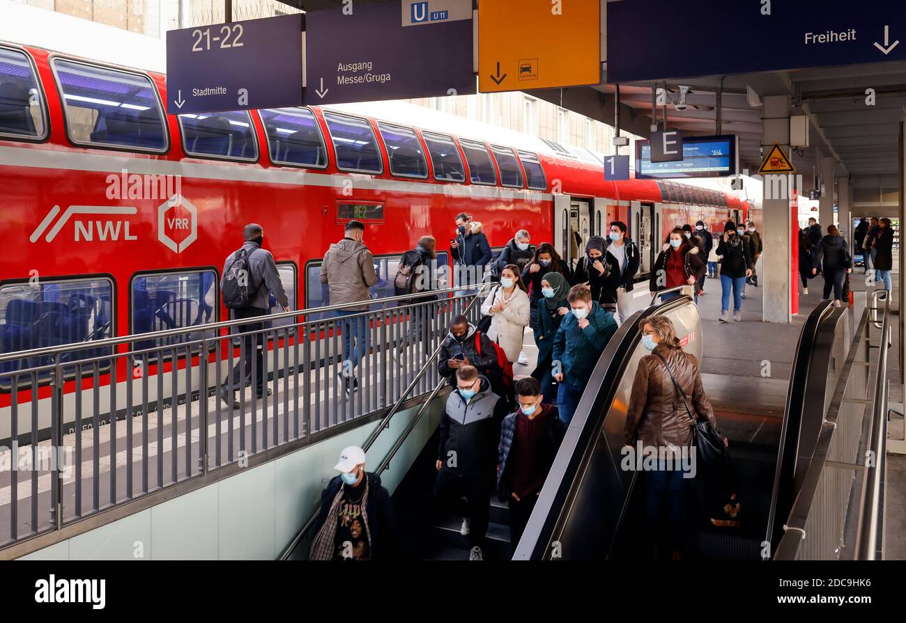 03.11.2020, Essen, Renania Settentrionale-Vestfalia, Germania - treno Regionalexpress alla piattaforma della stazione centrale di Essen. Le maschere sono necessarie nella stazione in Foto Stock