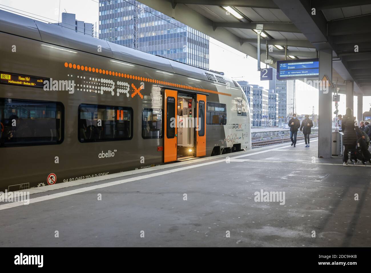 03.11.2020, Essen, Nord Reno-Westfalia, Germania - RRX Rhein Ruhr treno espresso alla piattaforma della stazione centrale di Essen in tempi di crisi della corona Foto Stock