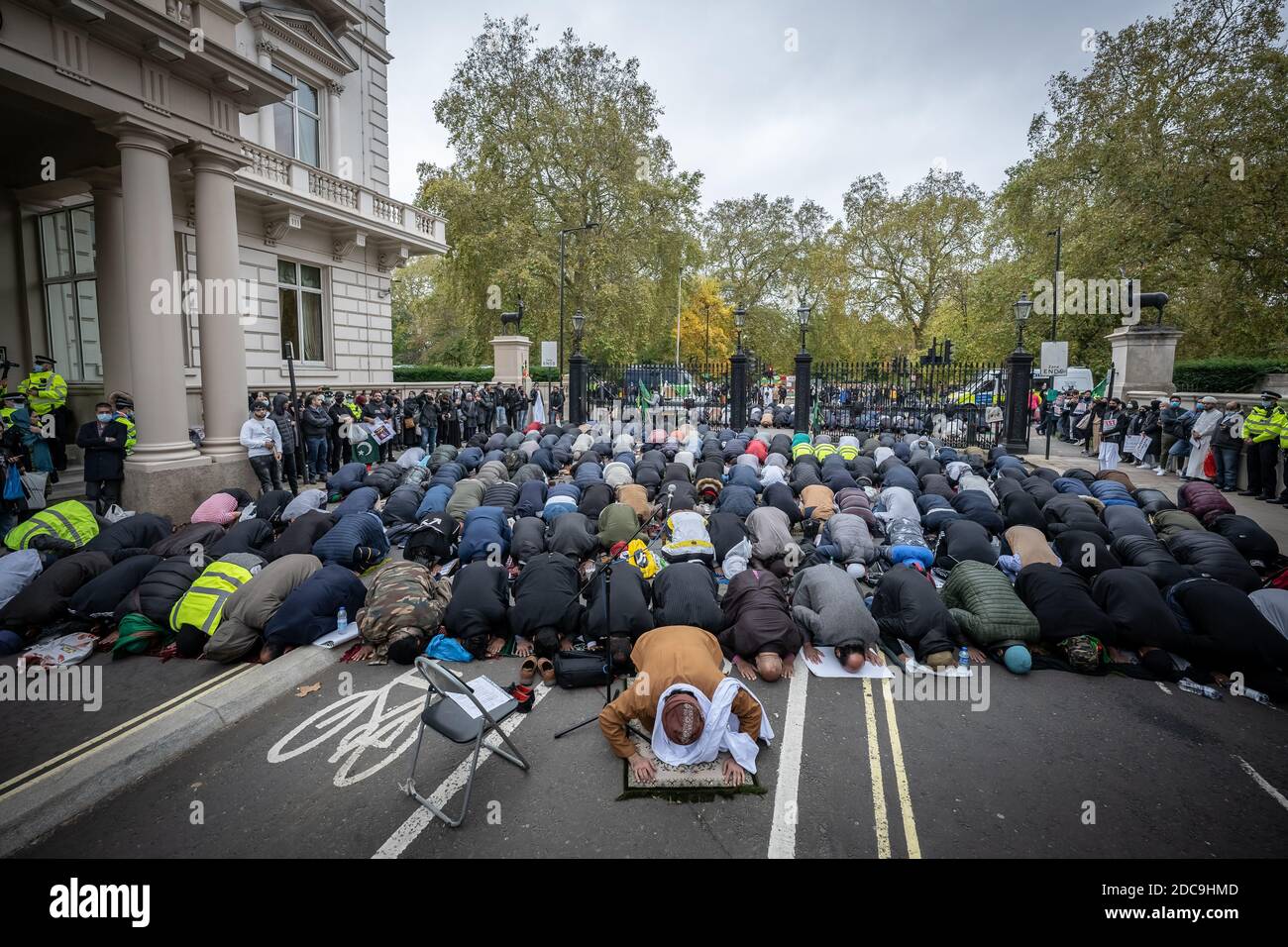 Centinaia di musulmani britannici protestano al di fuori dell'ambasciata francese a Londra contro i fumetti satirici anti-musulmani pubblicati da Charlie Hebdo. Foto Stock