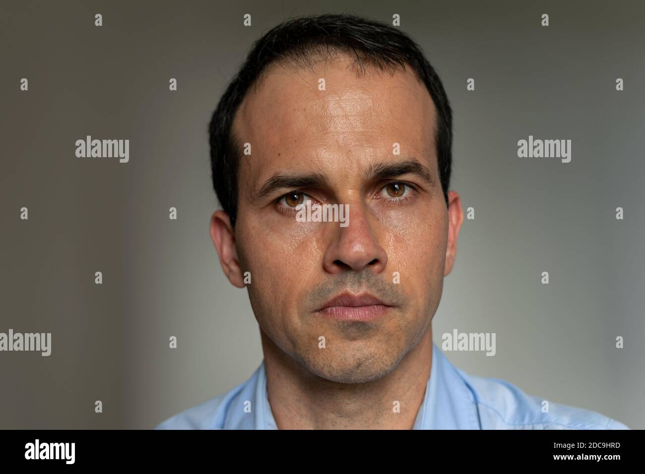 uomo di 43 anni con un volto serio Foto stock - Alamy