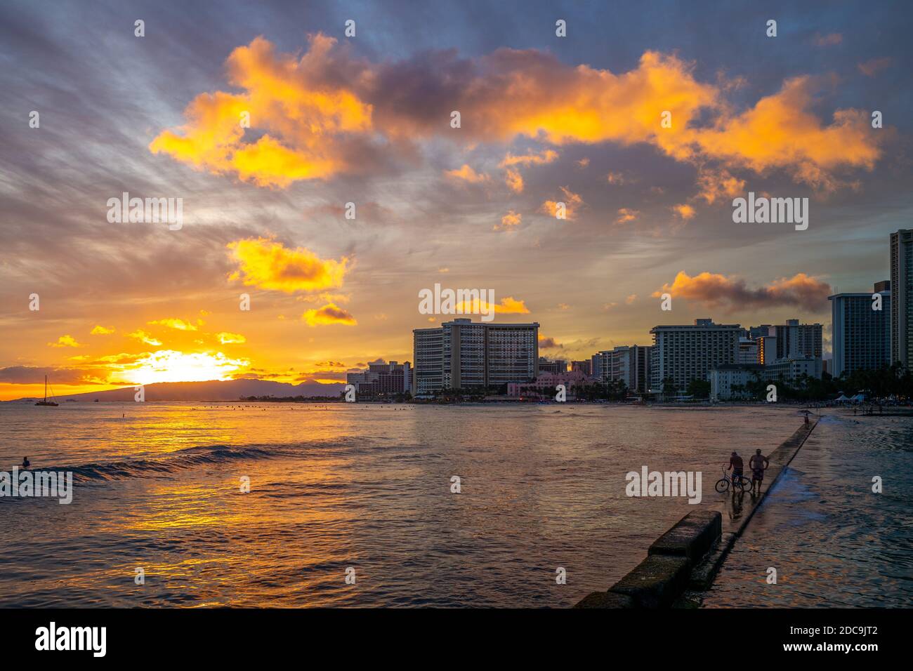 Skyline di Honolulu presso la spiaggia di Waikiki, Hawaii, USA Foto Stock