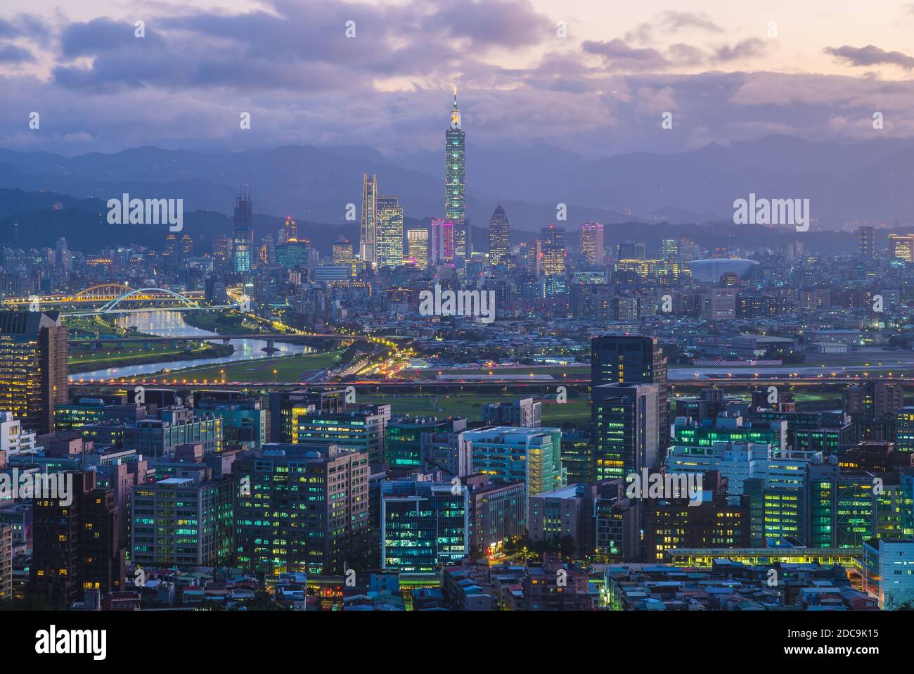 Paesaggio della città di Taipei a taiwan di notte Foto Stock
