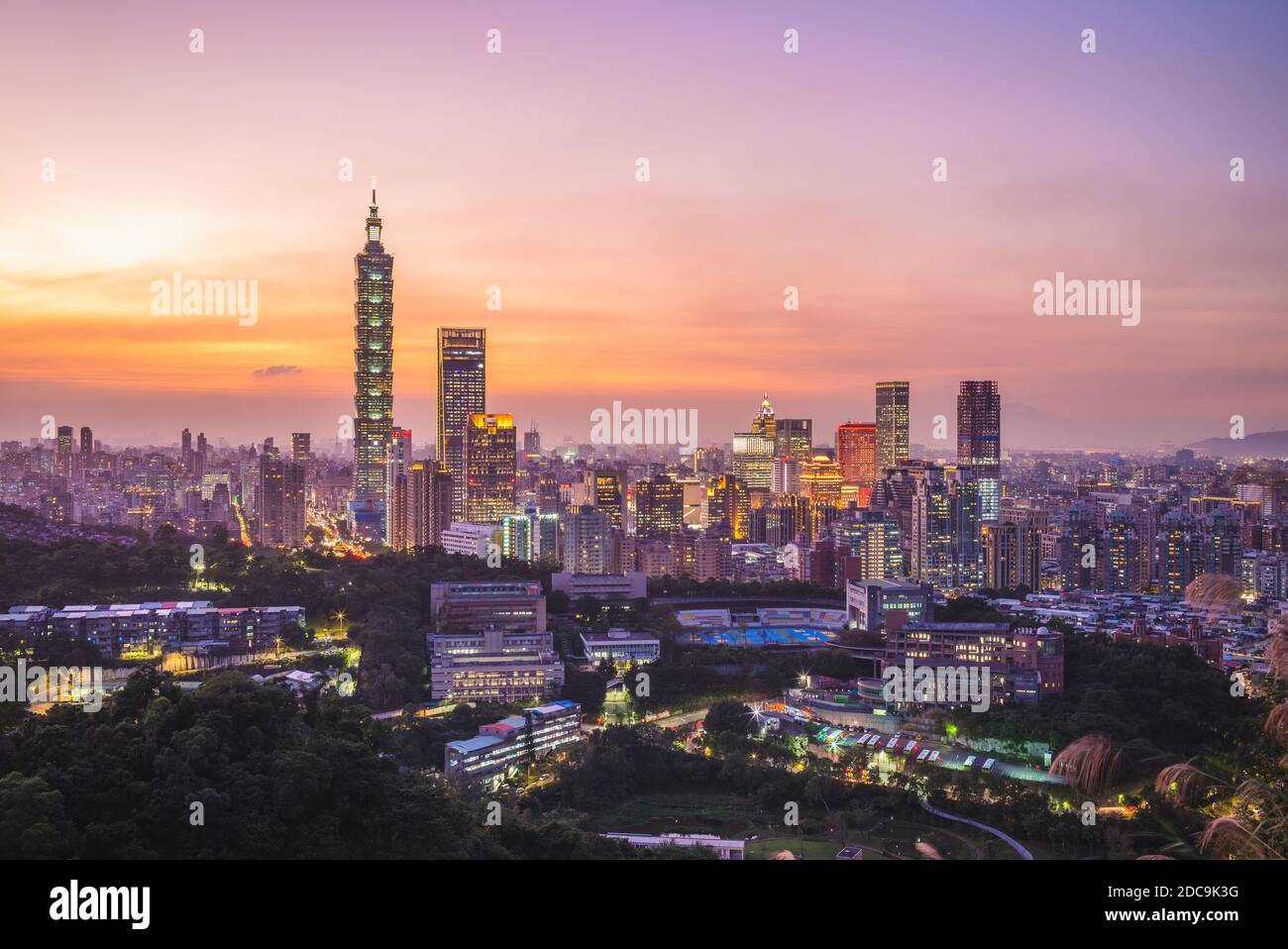 Paesaggio della città di Taipei a taiwan di notte Foto Stock